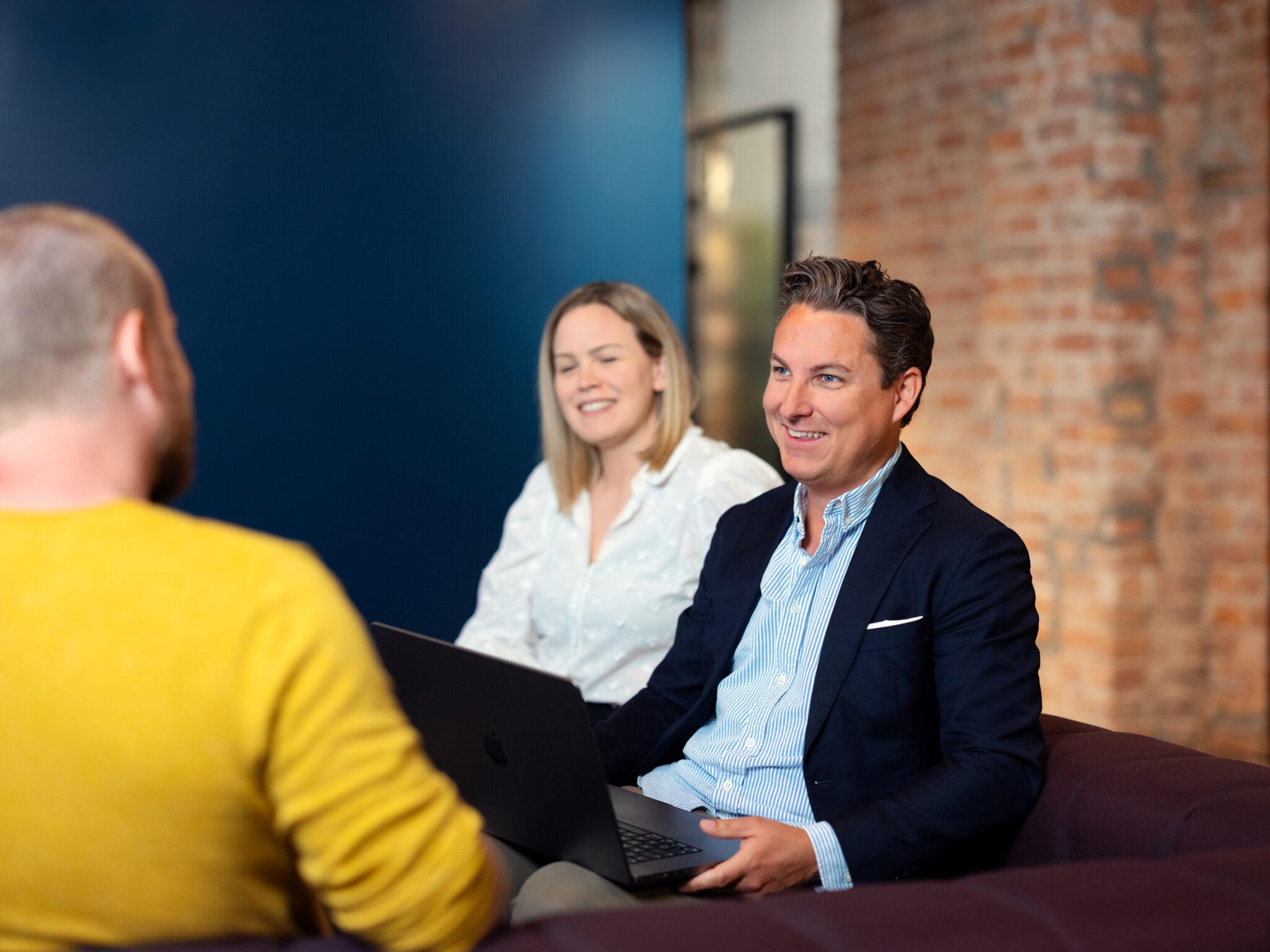 Bilde av Kodeks ansatte i samtale om headless CMS teknologi.