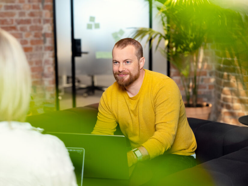 Utvikler som jobber med Optimalisering for AI-søk i Kodeks