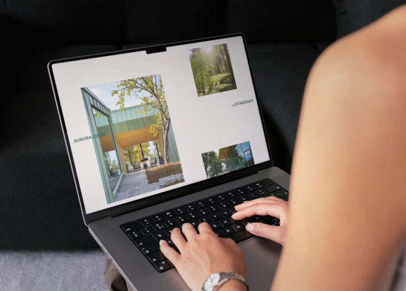 Illustrasjonsbilde av bærbar PC med skjermbilde nettsiden til Stinessen Arkitektur