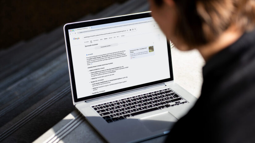 Laptop-skjerm som viser AI-basert søk, illustrerer hvordan AI-assistenter gir svar direkte fra nettsider