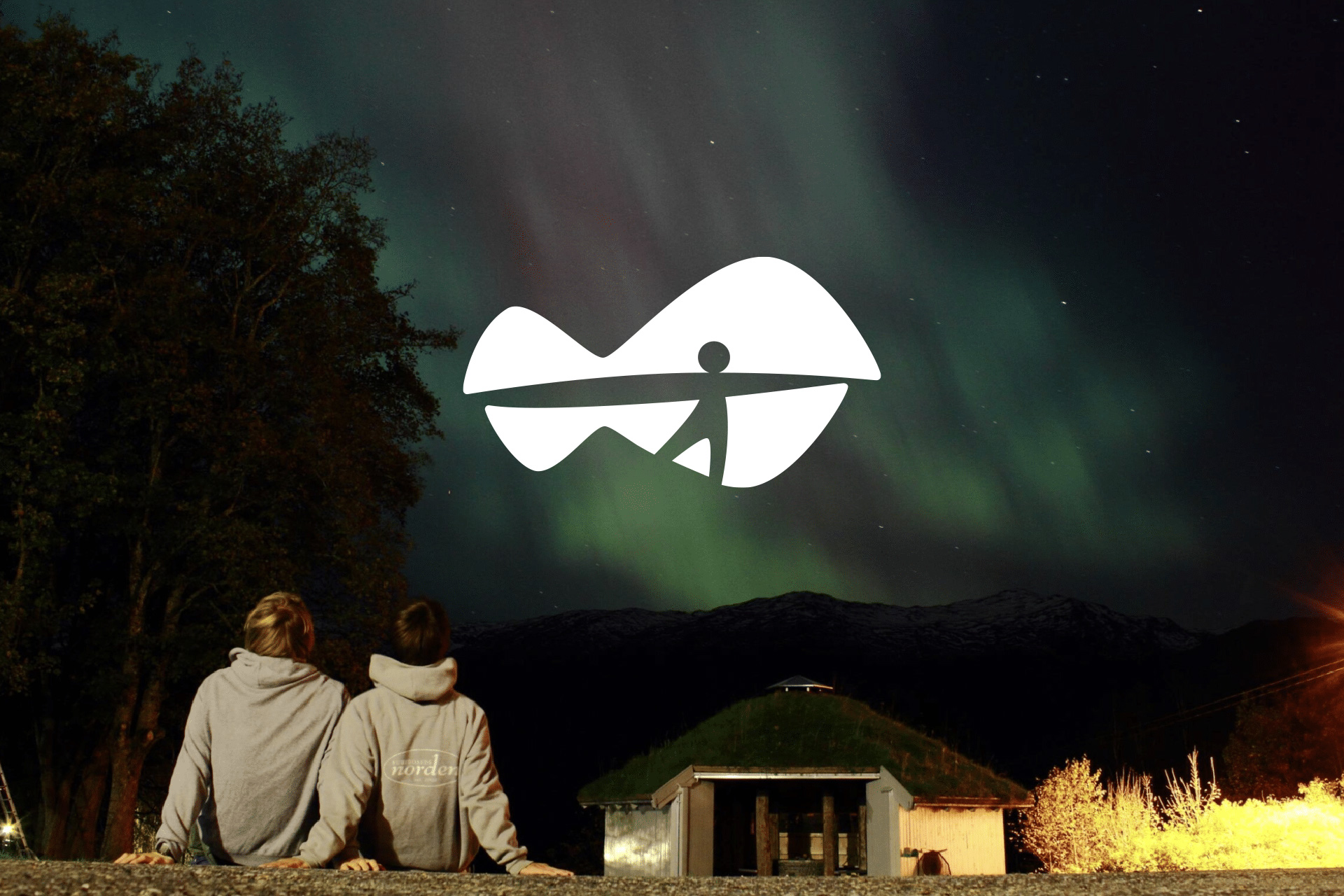 Illustrasjonsbilde som viser logoen til Norfjord folkehøgskule med bilde av elever som ser på nordlys i bakgrunnen