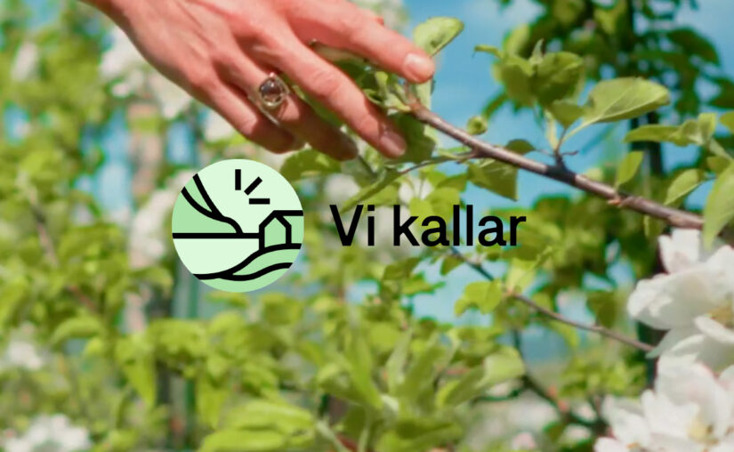 Illustrasjonsbilde med Vi kallar logoen med bilde av en hånd som tar på en gren fra et frukttre